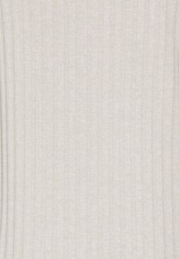 Beżowa prążkowana tkanina z delikatnym połyskiem, z pionowymi liniami i miękką fakturą, odpowiednia do odzieży lub tapicerki.