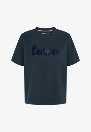Temno modra bombažna majica s kratkimi rokavi, na kateri je beseda "ljubezen" napisana v temno modri barvi z lovorjevim vencem pod njo.
