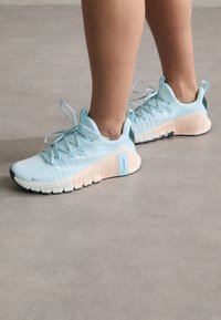 FREE METCON 6 PREMIUM - Træningssko - glacier blue/metallic silver/washed coral/vintage green/sail