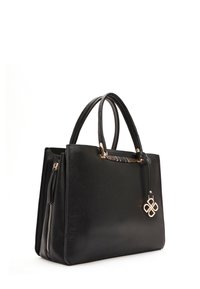 Sac à main en cuir noir avec deux anses supérieures, de forme rectangulaire, finition texturée, accents en métal doré, et un charme décoratif attaché.