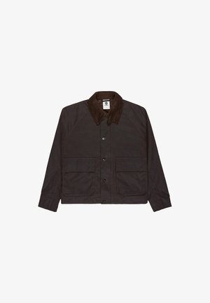 Bruine jas van textuurstof met een bruine ribbelkraag, twee voorzakken en knoopsluiting. Heeft raglanmouwen.