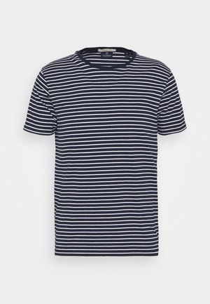Granatowy t-shirt z krótkim rękawem, z białymi poziomymi paskami i okrągłym dekoltem, przedstawiony na jednolitym białym tle.