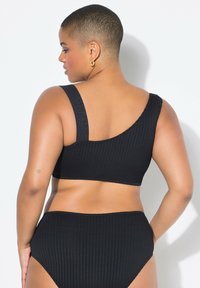 Set di bikini nero a costine composto da un top a spalla unica con tessuto testurizzato e un bottom a vita alta con un dettaglio cut-out.