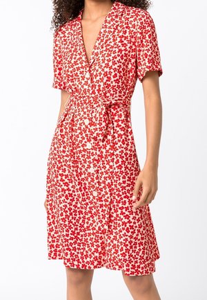 Rode en witte bloemenjurk met korte mouwen, knoopsluiting aan de voorkant en een gestrikte taille. Lichtgewicht stof met een losse pasvorm en een knielange zoom.