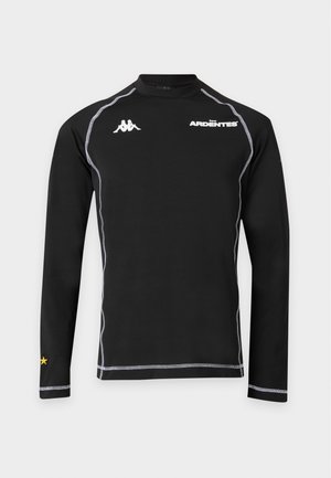 Zwarte sport top met lange mouwen, witte contrasterende stiksels, kleine logo's op de borst en een gele ster bij de linker manchet.