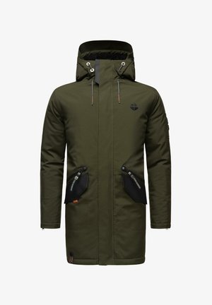 Olive zaļš parka ar rāvējslēdzēju priekšā, regulējamu kapuci, divām melnām rāvējslēdzēju sānu kabatām un kreisajā piedurknē atrodas logo uzlīme.