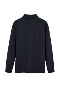 Lange mouw polo shirt in donker marineblauwe stof, met een gespreide kraag en manchetten, gladde textuur zonder zichtbare patronen of versieringen.