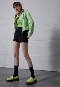 Monki Sapatos sem atacadores - green