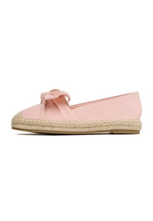 Lyserød espadrille-flad med et tekstureret stofoverdel, der har en knuden detalje og en flettet jutesål. Rundt tådesign.