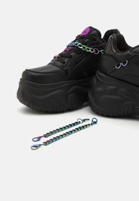 Čierne platformové tenisky s textúrovaným povrchom, ozdobené multicolor reťazou na šnúrkach a dvoma odnímateľnými reťazovými predĺženiami.