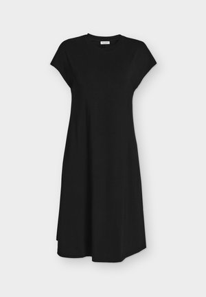 Robe noire courte à manches courtes, longueur genou, avec un col rond et une silhouette légèrement évasée en ligne A sur un fond neutre.