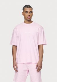 Pegador COLNE LOGO TEE - Apdrukāts T-krekls - washed bubblegum/white