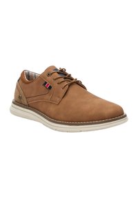 Zapato de cuero marrón con una textura suave, punta redonda y suela de goma blanca. Presenta cordones tradicionales y un acento multirayado en el costado.