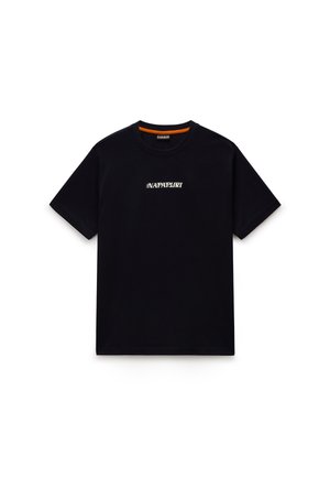 Zwart T-shirt met korte mouwen en ronde hals, met een wit "NAPAPIJRI"-logo in het midden van de borst en een oranje afwerking aan de binnenkant van de kraag.