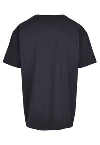 Sort bomulds T-shirt, korte ærmer, rund halsudskæring, afslappet pasform, blød tekstur, enkelt design, ingen grafik eller udsmykninger, ensfarvet.
