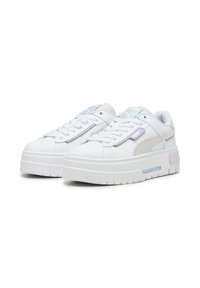 Sneaker bianchi con pelle testurizzata e accenti in suede. Presentano una suola spessa e scanalata e dettagli pastello chiari sul tallone e sul logo.