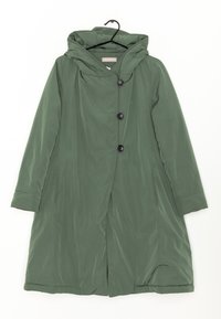 Cappotto lungo con cappuccio di colore verde scuro, realizzato in materiale leggero; presenta una superficie testurizzata, grandi bottoni neri e tasche laterali.