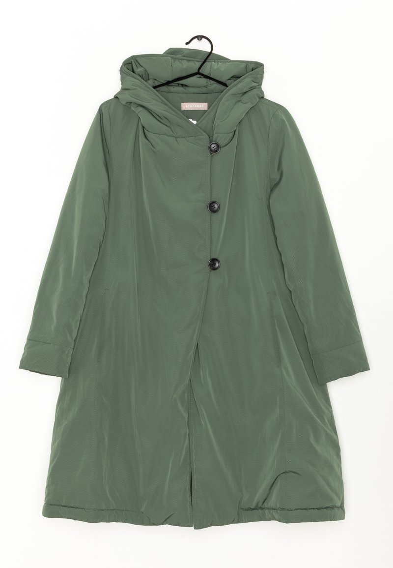Cappotto lungo con cappuccio di colore verde scuro, realizzato in materiale leggero; presenta una superficie testurizzata, grandi bottoni neri e tasche laterali.