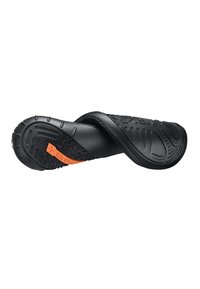 Czarne klapki ze zakrzywionym kształtem, teksturowanym wierzchem i gumową podeszwą z pomarańczowym akcentem oraz wzorem bieżnika dla lepszej przyczepności.
