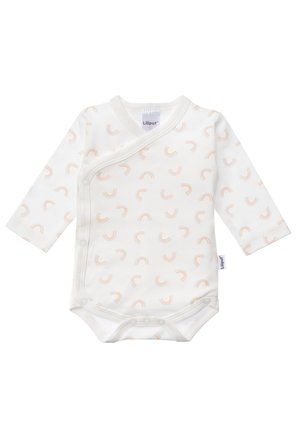 Langarm-Babystrampler aus weißer Baumwolle mit einem Muster aus kleinen, helloranßen Regenbögen. Mit Druckknopfverschluss und kimonoartigem Wickeldesign.