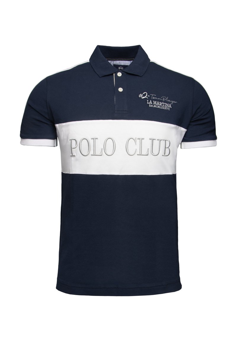 Námořnická modrá polo košile vyrobená z bavlny. Obsahuje bílý horizontální pruh s nápisem "POLO CLUB" v šedé barvě. Zahrnuje dvoutlačítkovou légu a vyšitý logo.