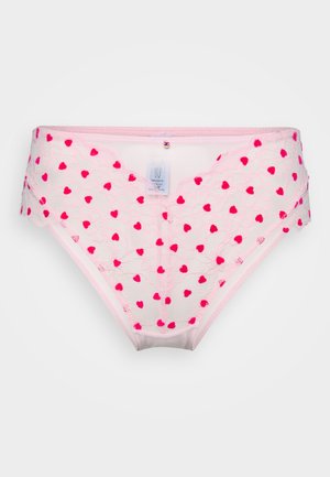 Calcinha de biquíni de renda com uma base rosa claro, adornada com pequenos padrões de corações rosas. Apresenta um acabamento de renda com recortes ondulados e um botão decorativo.