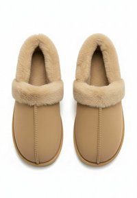 Zapatillas color canela con un suave cuello de piel sintética, con una parte superior textil lisa y una costura central. Diseñadas para uso en interiores.