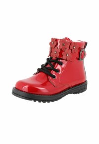Stivaletti alla caviglia in pelle patinata rossa con lacci neri, decorazioni floreali e una fibbia laterale. Suola in gomma con grip testurizzato.