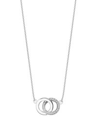 Srebrny naszyjnik z splecionymi okrągłymi wisiorkami, jeden gładki, a drugi ozdobiony błyszczącymi kamieniami, zawieszony jest na delikatnym łańcuszku.
