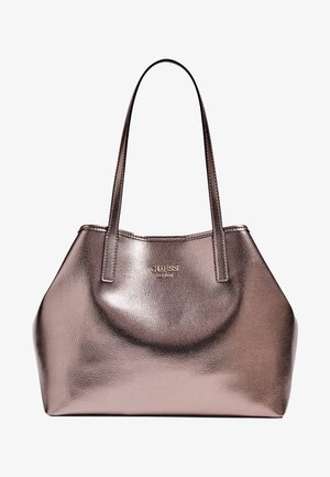 Sac cabas en cuir bronze métallisé avec doubles bretelles et logo GUESS doré centré sur le devant.