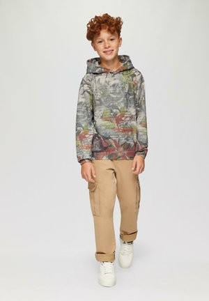 Hooded sweatshirt with a multicolored abstract pattern, gray base, and front kangaroo pocket. Paired with beige cargo pants and white sneakers.