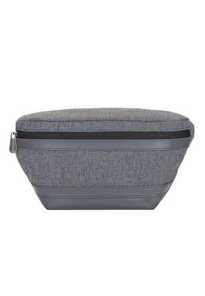 Grau gefärbte Kosmetiktasche aus Stoff mit einer glatten Lederbasis, Reißverschluss und subtilen Stickdetails, die eine schlanke ovale Form aufweist.