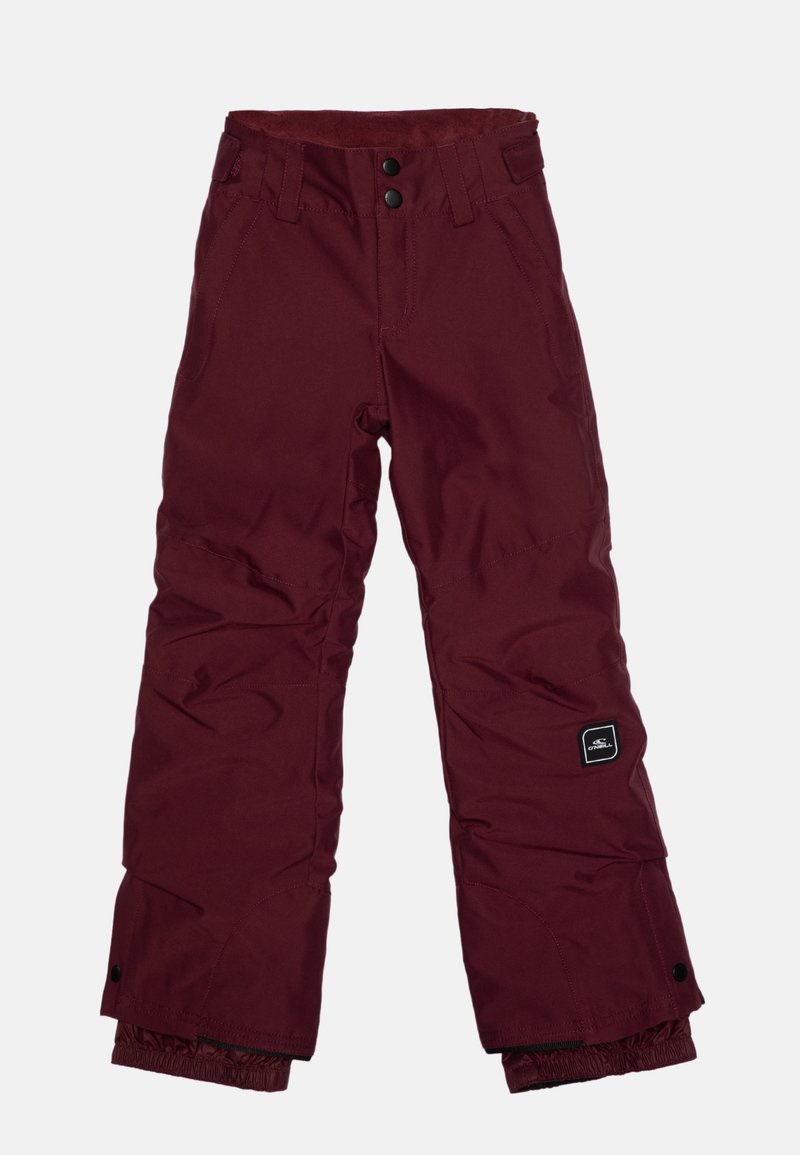 Pantalon de neige bordeaux isolé avec passants pour ceinture, boutons-pression et une petite étiquette noire à logo sur la jambe gauche, posé à plat sur un fond blanc.