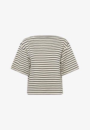 Trumpomis rankovėmis smėlio spalvos marškiniai su plonomis juodomis horizontalios juostelėmis ir laisvu kirpimu, pateikti prieš baltą foną.