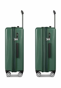 Maleta rígida verde con superficie texturizada, cremalleras dobles, candado de combinación incorporado y cuatro ruedas giratorias de 360 grados.