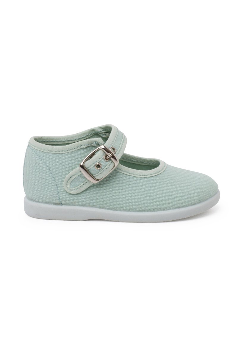 Zapato de lona verde claro con punta redonda y una sola correa ajustable con hebilla plateada. Suela de goma, textura suave, diseño minimalista.