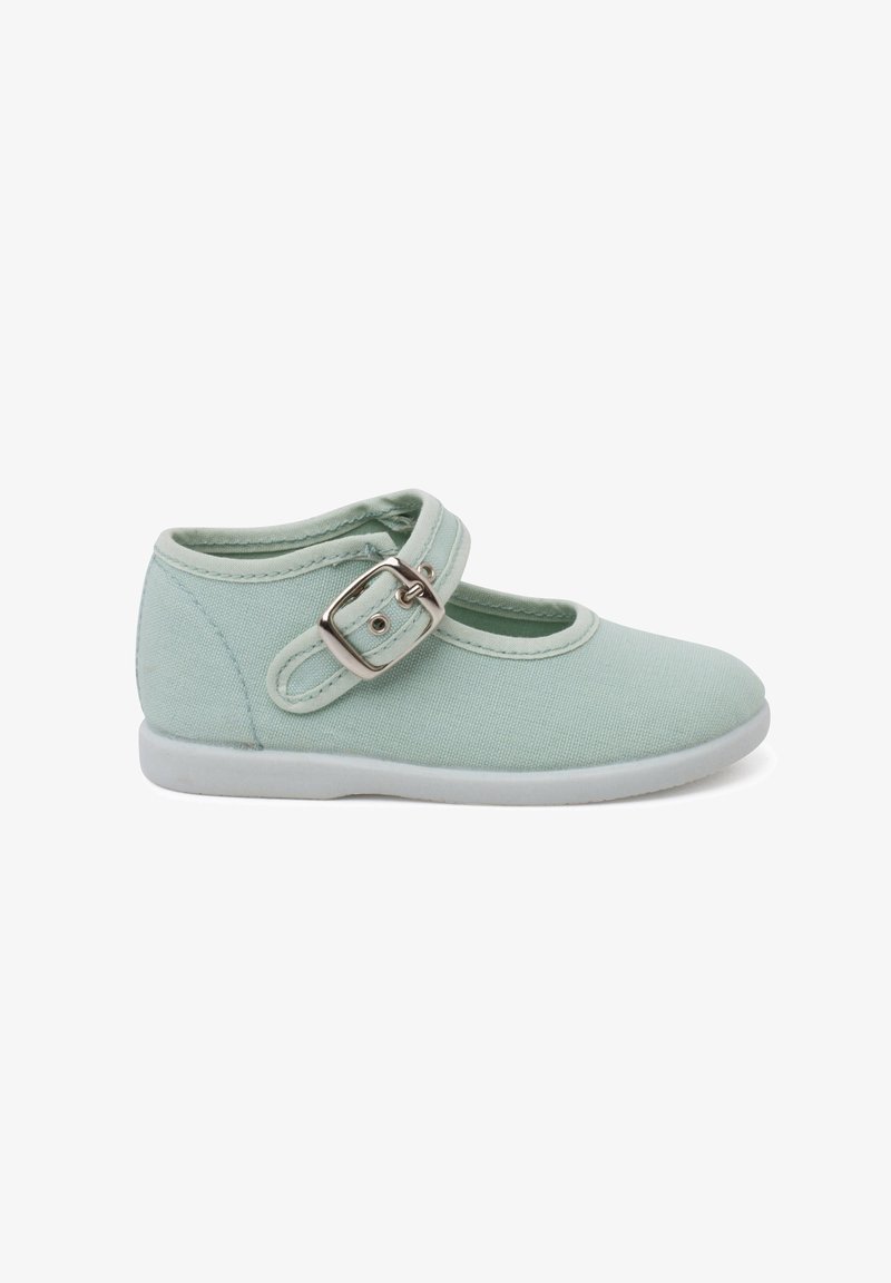 Zapato de lona verde claro con punta redonda y una sola correa ajustable con hebilla plateada. Suela de goma, textura suave, diseño minimalista.