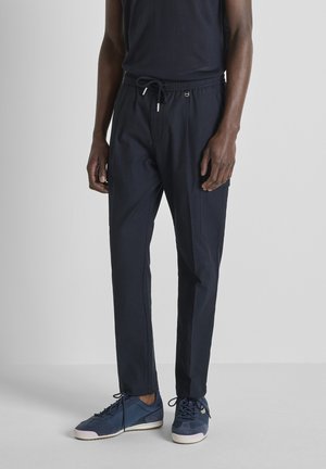 NEIL REGULAR IN CAVALRY WITH LEGS POCKETS AND PLAQUETTE ON FRONT - Pantalones cargo - blue/grey