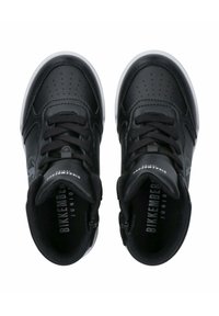 Sneaker alte nere con tomaia in pelle liscia, punta forata, design con lacci e suola in gomma bianca a contrasto. Presenta dettagli del logo.