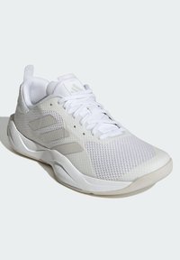 Weiße Sportschuhe mit Mesh-Obermaterial, strukturierten Akzenten und glatter Gummisohle. Mit abgerundetem Zehenbereich, Schnürverschluss und eingeprägt Logo-Detail.