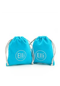 Två små turkosa tygpåsar med dragsnoddar, med vita cirkulära logotyper som har texten "Elli BY JULIE & GRACE." Mjuk textur.