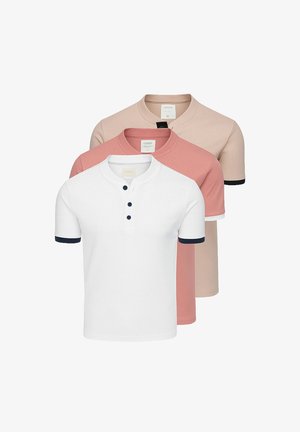 Trois polos : blanc avec des bordures bleu marine, corail et rose clair. Tous ont des manches courtes et des encolures à boutons, fabriqués en tissu lisse.
