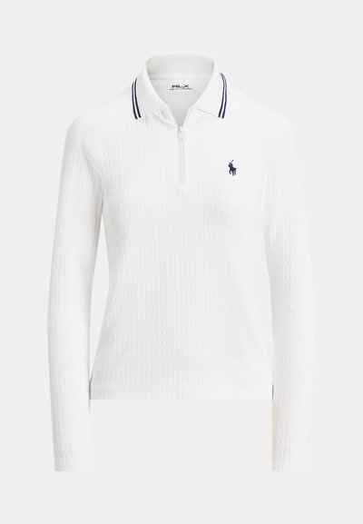 Hvit langermet polo med et teksturert kabelstrikkedesign, glidelås krage og to marineblå striper. Har en liten marineblå logo på venstre bryst.