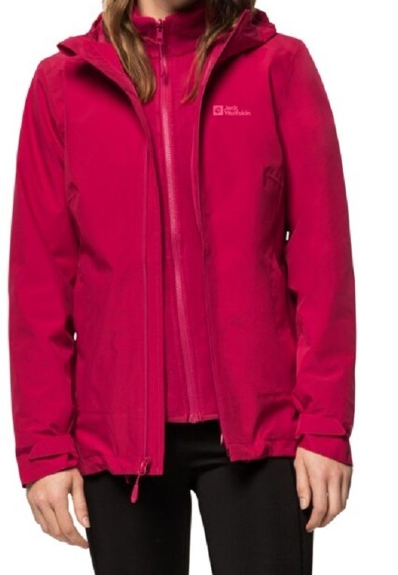 Fuchsiová nepromokavá bunda s kapucí, zipem vpředu a nastavitelnými manžetami. Na levé straně hrudi je značka a bunda má elegantní design.