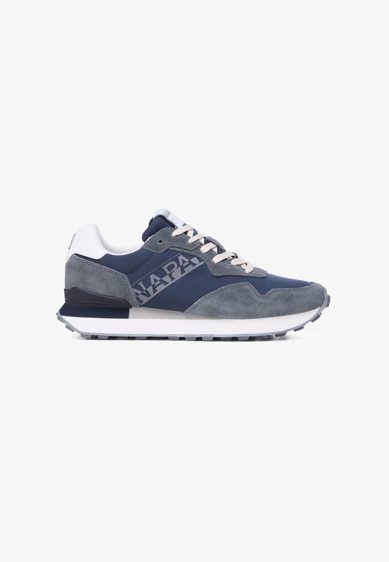 Baskets en daim bleu marine et gris avec lacets blancs, détail talon blanc, texte du logo sur le côté, et semelle en caoutchouc blanche et noire.