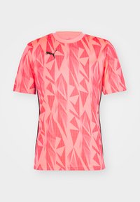 Camiseta atlética rosa con un patrón geométrico, de mangas cortas, escote redondo y acentos laterales negros. Hecha de una tela ligera.