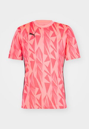 Camiseta atlética rosa con un patrón geométrico, de mangas cortas, escote redondo y acentos laterales negros. Hecha de una tela ligera.