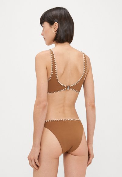 Smeđi bikini s bijelim šavovima, s niskim leđima i klasičnim izrezom. Glatka tekstura i jednostavan stil.