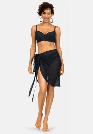 Czarny biustonosz bikini w paski z fiszbiną, połączony z przezroczystą czarną spódnicą z boku z wiązaniem. Gładki materiał, lekka konstrukcja.