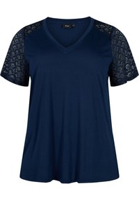 Marinblå V-ringad T-shirt med korta ärmar; spetsdetaljer på axlarna; mjukt material; avslappnad passform; märkbar struktur på ärmarna.